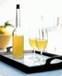 Limoncello liquore tipico della costiera sorrentina, ideale da gustare come digestivo.