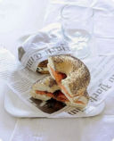 Bagel ai semi di papavero farciti al salmone.