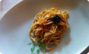 Soba con pelle di pollo e caviale di aringa.