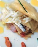 Lasagnetta di pesce crudo ricetta caratteristica della cucina napoletana.