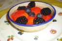 Albicocche con salsa di fragole e frutti di bosco
