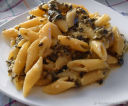 Pasta: mezze penne rigate con feta, spinaci e pinoli