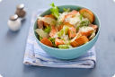 Caesar salad di salmone norvegese fresco.