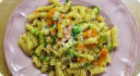 Pasta con tagliatelle di verdure e provola affumicata.