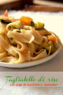 Tagliatelle di riso con sugo di zucchine e pomodori