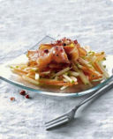 Salmone affumicato e insalata di carote con mela e zenzero.