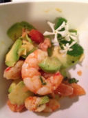 Antipasto di gamberi e avocado