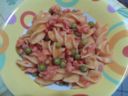 Pasta con pasta di salame, piselli e polpa di pomodoro