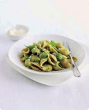 Conchiglie con pesto di broccoletti e basilico.