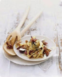 Fettuccine con confit di scalogni e formaggio di capra.