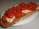 Bruschetta con mozzarella, pomodorini e origano