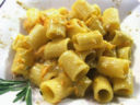 Speciale Halloween: mezze maniche con zucca croccante e curry.