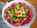 Fiori di scalogno in rosso con broccoli e scampi.