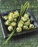 Palline di pesce con erba cipollina.