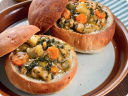 Ribollita nelle pagnotte di farro.