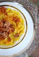 Pasta allo zafferano con ragù di salsiccia e cipolla fondente