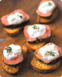 Crostini di manzo con crema di cren.