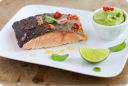 Filetto di salmone alla griglia con peperoncini e purè di avocado.