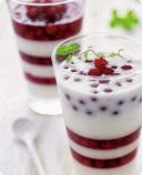 Dessert a strati di panna cotta e ribes.