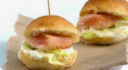 Panini al latte con salmone e panna acida.