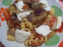 Pasta pomodoro, mozzarella e melanzana viola