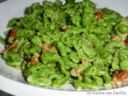 Spätzle di spinaci con speck e noci