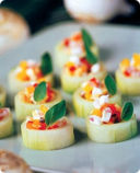 Canapè di cetriolo con verdure e mozzarella.