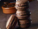 Macarons al cioccolato, nocciole e crema gianduia.