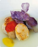 Cappasanta bruschettata con zuppa al limone e patate violette di Godia.