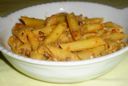Pasta: penne con sugo di carne, verdure e ricotta
