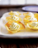 Tegole con crema di cioccolato bianco.