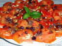 Carpaccio di pomodori con olive, acciughe e pinoli