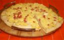 Pizza con patate, wurstel e formaggi