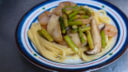 La pasta asparagi e funghi porcini per un primo leggero