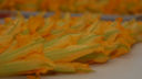 Come fare i fiori di zucca ripieni di ricotta e speck