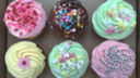 Ecco i cupcakes al cioccolato con glassa colorata