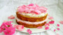 Torta decorata con rose vere, ecco come si prepara