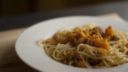 Gli spaghetti con zucca e salsiccia, la ricetta veloce