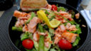 Avocado con salmone affumicato nell'insalata da gustare