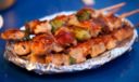 Gli spiedini di pollo al forno con patate