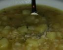 La minestra di patate e porri per un piatto unico autunnale