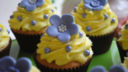 Cupcakes con fiori in pasta di zucchero, la ricetta semplice