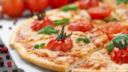 Pizza fatta in casa: la ricetta pronta in padella in 15 minuti