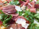 Pizza rucola e grana con prosciutto crudo, la ricetta da fare in casa