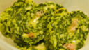 Il rotolo di frittata con spinaci e prosciutto per un secondo gustoso