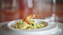 Come fare il risotto ai fiori di zucca e gamberetti per un primo piatto sfizioso
