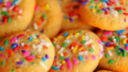 La ricetta dei biscotti di Carnevale decorati con zucchero colorato