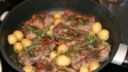 L’agnello in padella con patate per un secondo piatto rustico