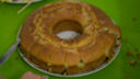 La ciambella all'arancia con gocce di cioccolato per la colazione