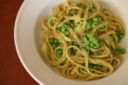 Come fare la pasta e piselli in bianco con la ricetta facile